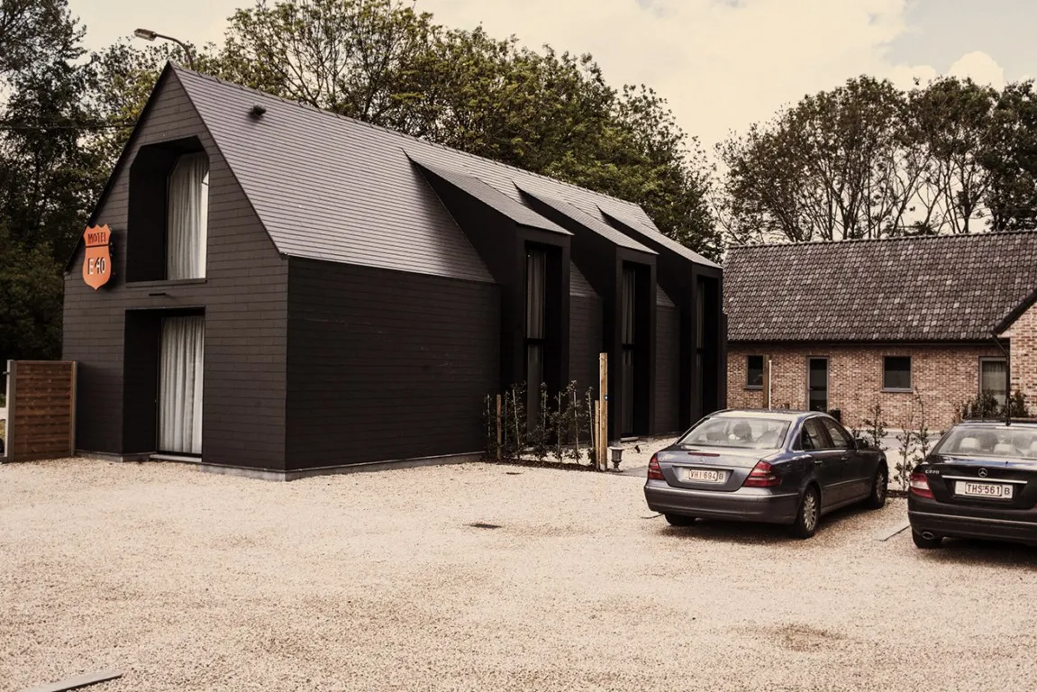Motel E40 met parking en groenaanleg