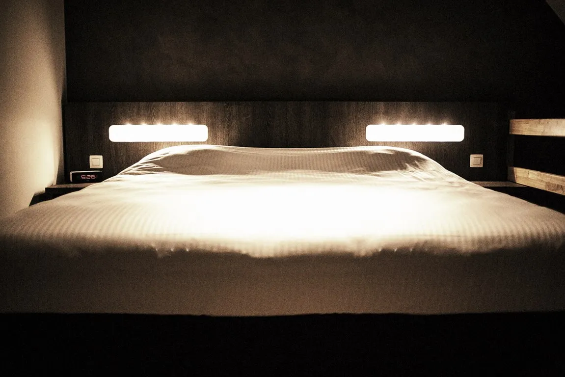 Kamer met sfeerverlichting boven het bed