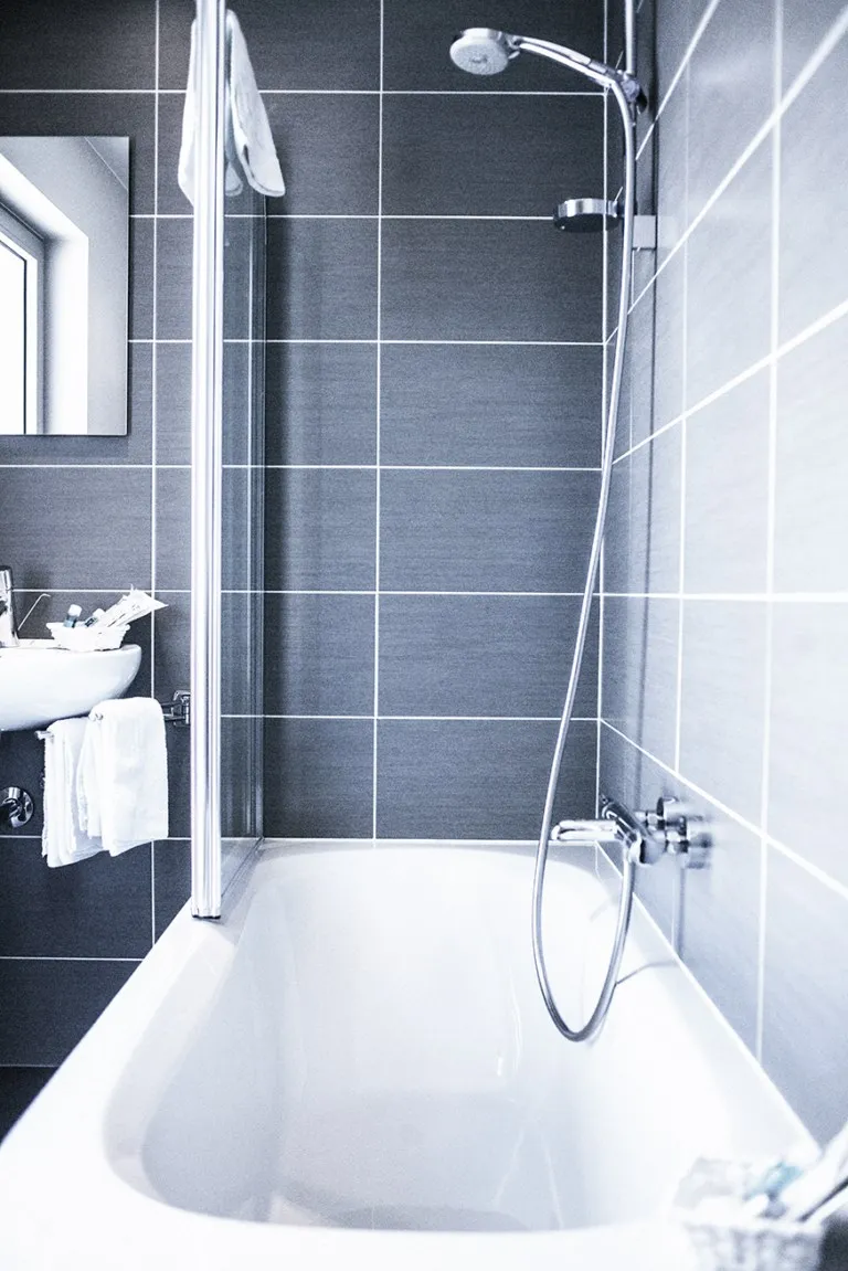 Badkamer met ligbad en inloopdouche