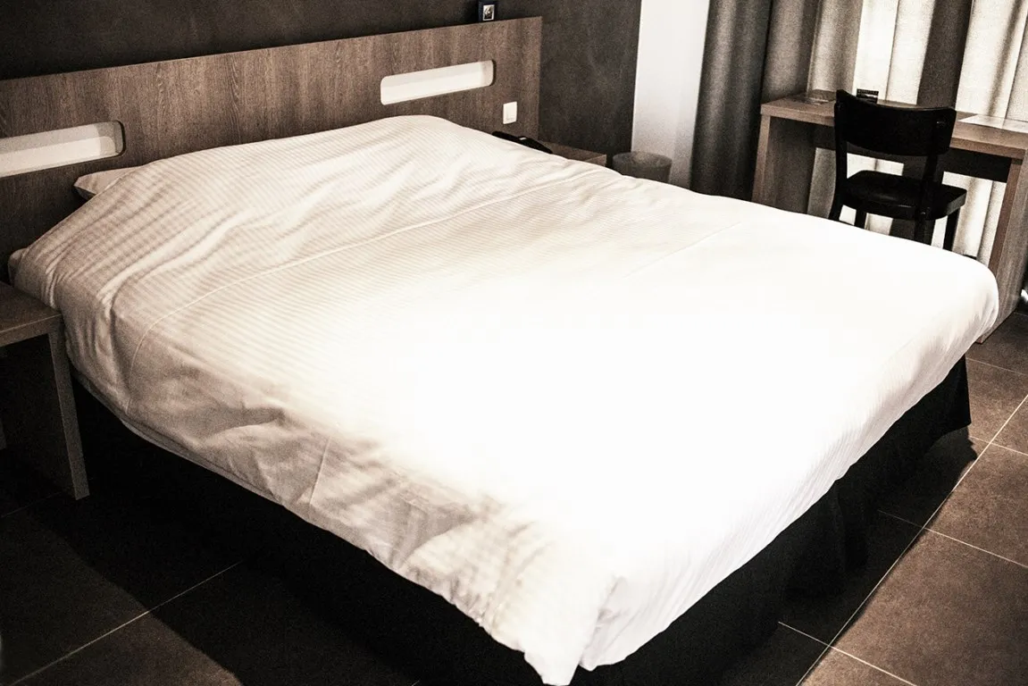 Grote tweepersoonskamer met tweepersoonsbed