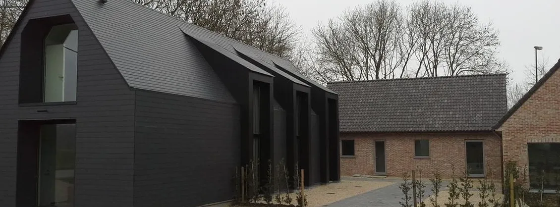 Lounge met zetel en wanddecoratie
