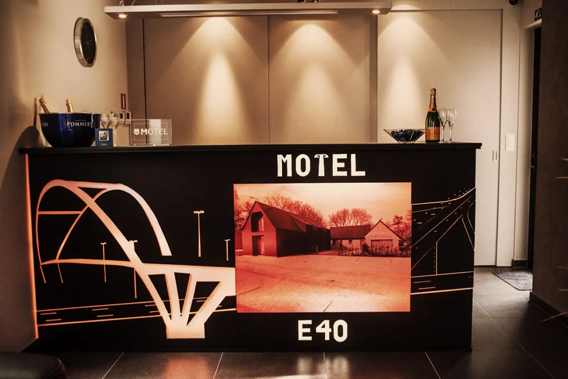 Receptie van Motel E40 met logo